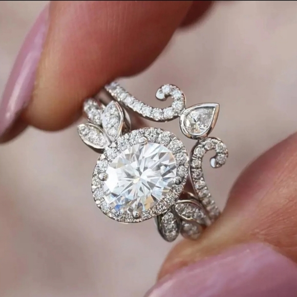 HOST PICK 😍 Gorgeous Flower Finger Ring - Picture 3 of 5